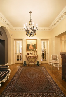 Фото интерьера входной зоны трехэтажного загородного дома в классическом стиле