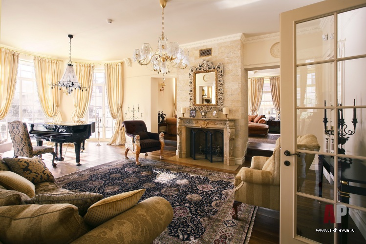Фото интерьера гостиной трехэтажного загородного дома в классическом стиле