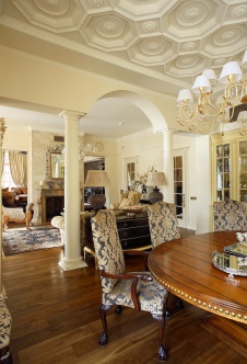 Фото интерьера гостиной трехэтажного загородного дома в классическом стиле