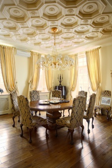Фото интерьера столовой трехэтажного загородного дома в классическом стиле