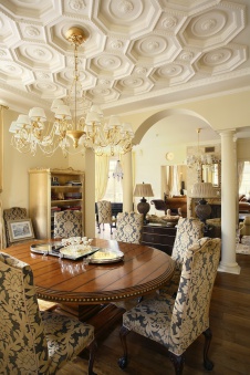 Фото интерьера столовой трехэтажного загородного дома в классическом стиле
