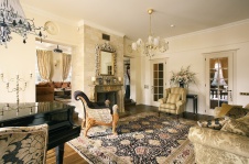 Фото интерьера каминной трехэтажного загородного дома в классическом стиле