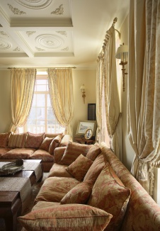 Фото интерьера зона отдыха трехэтажного загородного дома в классическом стиле