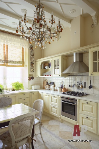 Фото интерьера кухни трехэтажного загородного дома в классическом стиле