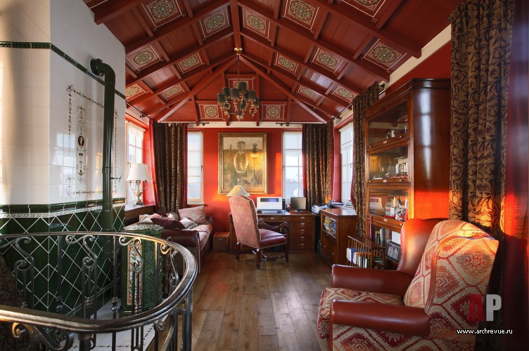 Фото интерьера кабинета трехэтажного загородного дома в классическом стиле