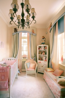 Фото интерьера детской трехэтажного загородного дома в классическом стиле