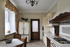 Фото интерьера кухни трехэтажного дома в стиле Прованс