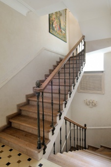Фото лестницы трехэтажного дома в стиле Прованс