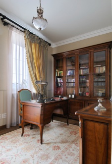Фото интерьера кабинета трехэтажного дома в стиле Прованс