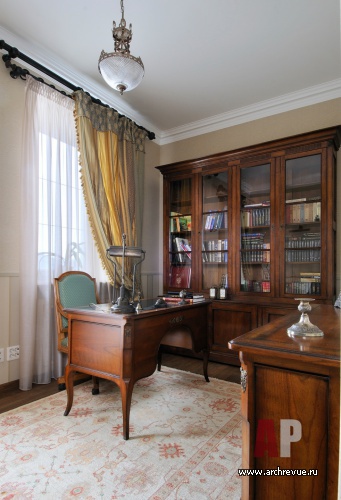 Фото интерьера кабинета трехэтажного дома в стиле Прованс