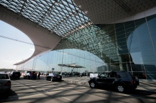 Фото фасада международного аэропорта «Шереметьево-3» в современном стиле