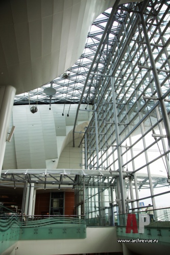 Фото интерьера входной зоны международного аэропорта «Шереметьево-3» в современном стиле