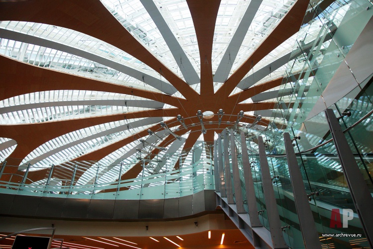 Фото лестницы холла аэропорта международного аэропорта «Шереметьево-3» в современном стиле 