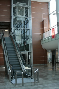 Фото интерьера лифтового холла аэропорта международного аэропорта «Шереметьево-3» в современном стиле