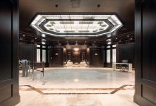 Фото интерьера входной зоны офиса банка в классическом стиле