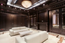 Фото интерьера приемной офиса банка в классическом стиле