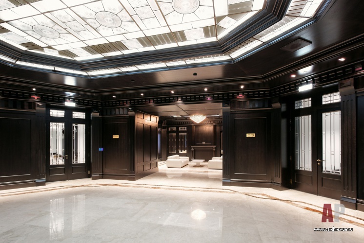 Фото интерьера холла офиса банка в классическом стиле
