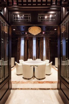 Фото интерьера переговорной офиса банка в классическом стиле