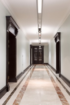 Фото интерьера коридора офиса банка в классическом стиле