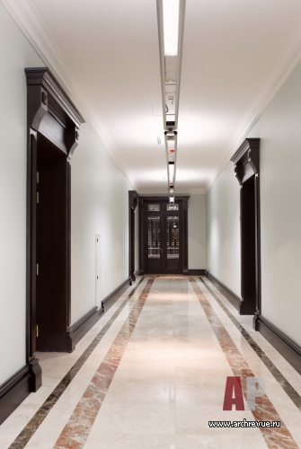 Фото интерьера коридора офиса банка в классическом стиле