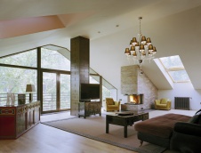 Фото интерьера гостиной двухуровневой квартиры в стиле фьюжн с мансардой