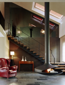 Фото интерьера каминной двухуровневой квартиры в стиле фьюжн с мансардой