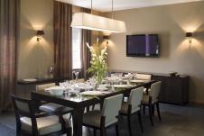 Фото интерьера столовой двухуровневой квартиры в стиле фьюжн с мансардой