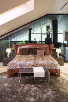 Фото интерьера спальни двухуровневой квартиры в стиле фьюжн с мансардой