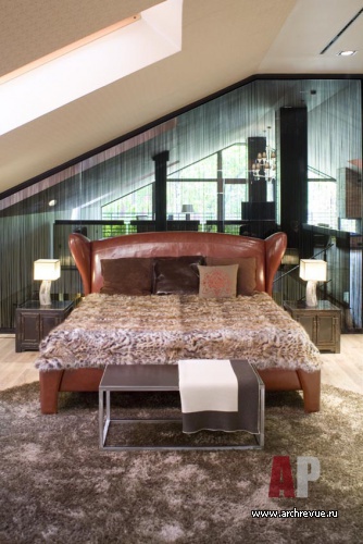 Фото интерьера спальни двухуровневой квартиры в стиле фьюжн с мансардой