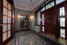 Фото интерьера входной зоны дома в классическом стиле