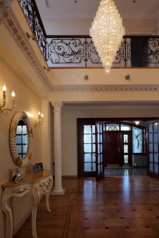 Фото интерьера входной зоны дома в классическом стиле