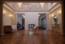 Фото интерьера входной зоны дома в классическом стиле