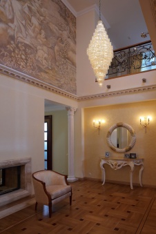 Фото интерьера входной зоны дома в классическом стиле