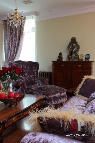 Фото интерьера гостиной дома в классическом стиле