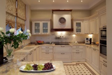 Фото интерьера кухни дома в классическом стиле