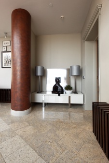Фото интерьера входной зоны гостевой квартиры в современном стиле