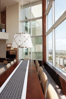 Фото интерьера столовой гостевой квартиры в современном стиле