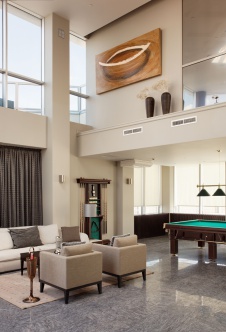 Фото интерьера бильярдной гостевой квартиры в современном стиле