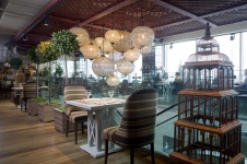 Фото интерьера входной зоны ресторана в стиле фьюжн