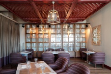 Фото интерьера зала ресторана в стиле фьюжн