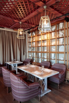 Фото интерьера зала ресторана в стиле фьюжн