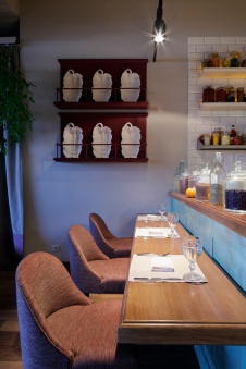 Фото интерьера зала ресторана в стиле фьюжн