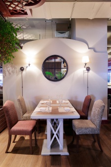 Фото интерьера зала ресторана в стиле фьюжн