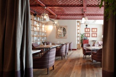 Фото интерьера зала ресторана в стиле фьюжн