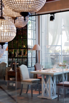 Фото интерьера зала ресторана в стиле фьюжн