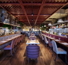 Фото интерьера открытой кухни ресторана в стиле фьюжн