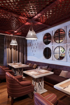 Фото интерьера лаунжа ресторана в стиле фьюжн
