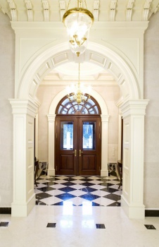 Фото интерьера входной зоны загородного дома в классическом стиле