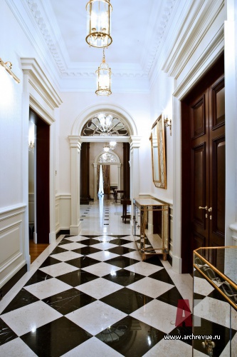 Фото интерьера коридора загородного дома в классическом стиле