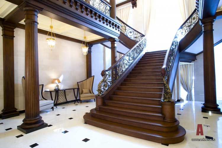 Фото интерьера лестничного холла загородного дома в классическом стиле
